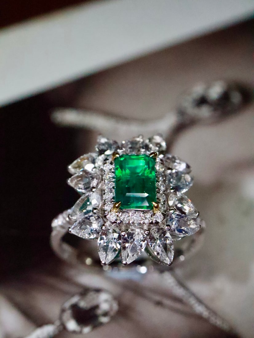 18K Gold Emerald Ring - 4