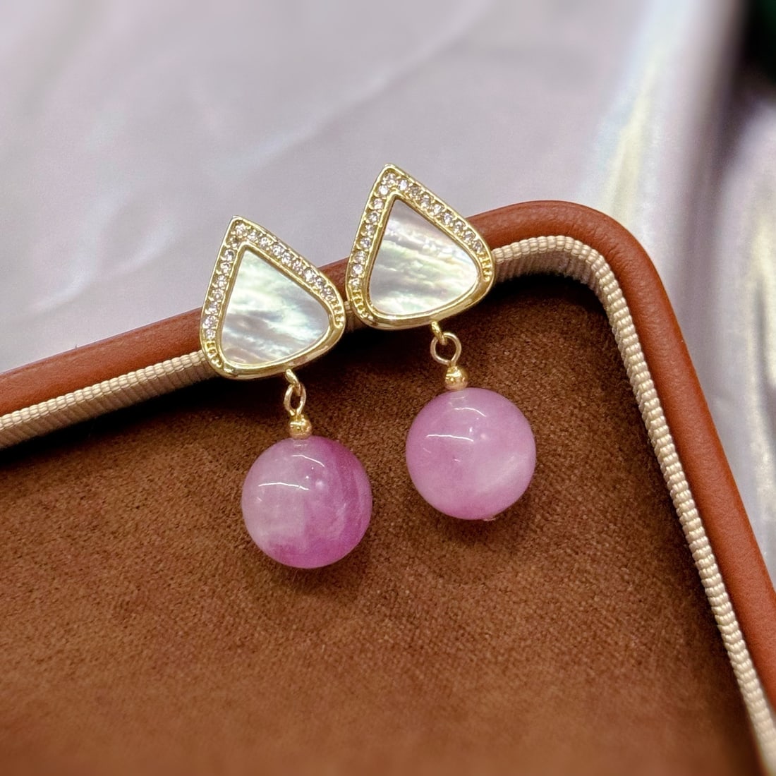 Natural Kunzite and Mother-of-Pearl Earrings: Title: Natural Kunzite and Mother-of-Pearl Earrings Description: These earrings feature natural kunzite and mother-of-pearl, showcasing an elegant lavender hue. Set with s925 silver posts, the design