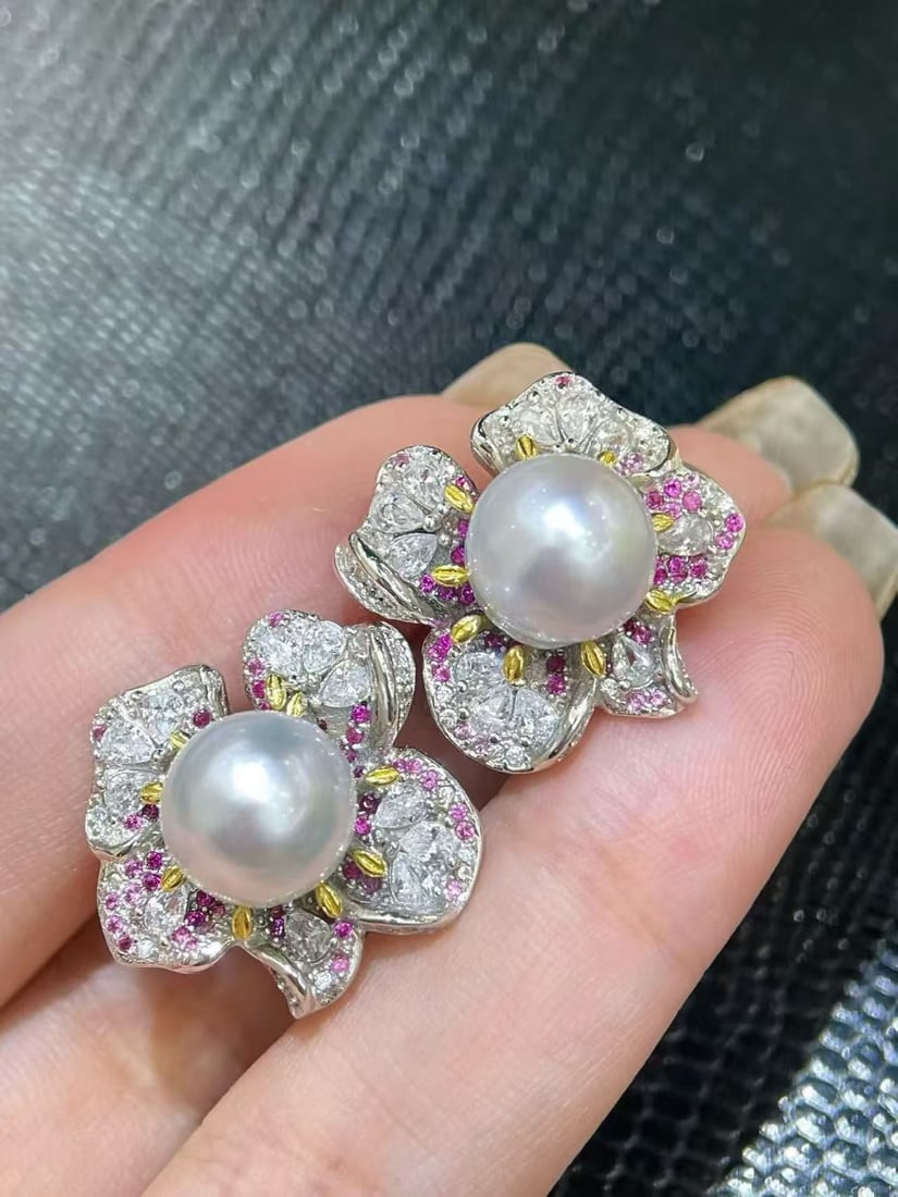 S925 Pearl Earrings: Title: S925 Pearl Earrings Description: These pearl earrings are inspired by classical floral designs, featuring a central round, cool white, high-luster pearl with delicate sheen. The petals are