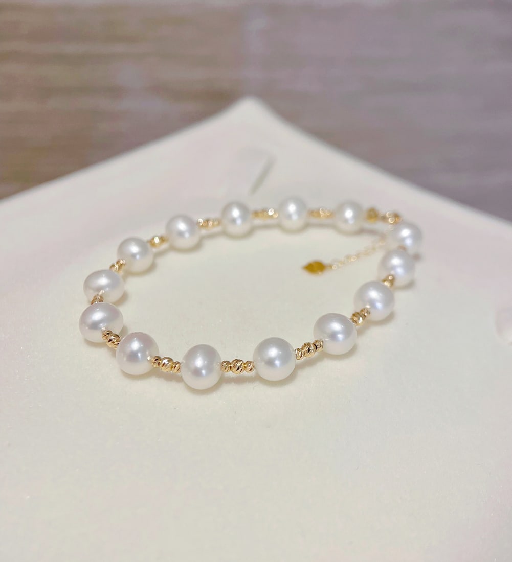 18K Gold Natural Pearl Bracelet: Title: 18K Gold Natural Pearl Bracelet Description: This bracelet features 18K gold paired with natural pearls, exuding an elegant aura. Each pearl measures between 7-8mm in diameter, selected for hig