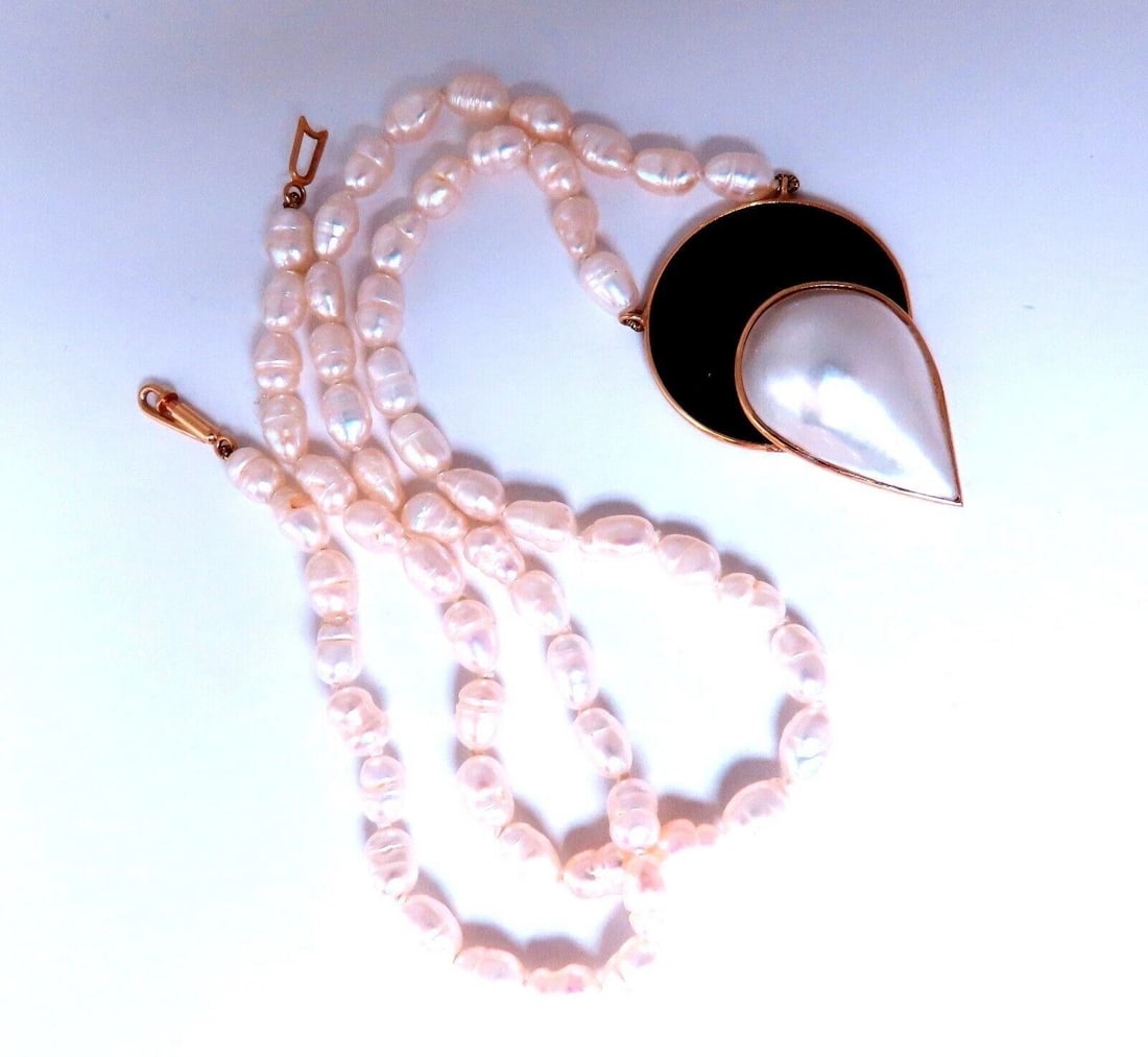 Art Deco Style Onyx Mabe Pearl Necklace 14kt Gold: Title: Art Deco Style Onyx Mabe Pearl Necklace 14kt Gold $400.00 PRODUCT DESCRIPTION 3.5mm freshwater Pearl necklace Center emblem: 33 x 22mm 14 karat yellow gold clasp 16 inches 13.7 grams Reserve: