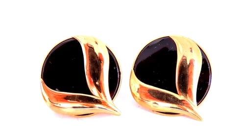 Flaming Black Onyx Retro Mod Earrings 14kt 25475: Title: Flaming Black Onyx Retro Mod Earrings 14kt 25475 $400.00 PRODUCT DESCRIPTION Circular Black Onyx & Gold earrings 15mm diameter 14kt yellow gold 7.7 grams Reserve: $368.00 Shipping: Domestic: