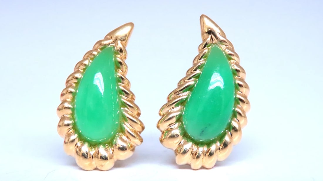Pear Shape Jadeite Fern 3D clip earrings 18kt Gold 12603: Title: Pear Shape Jadeite Fern 3D clip earrings 18kt Gold 12603 $3,300.00 PRODUCT DESCRIPTION 11ct jade earrings 15 x 5mm diameter 18kt yellow gold 10 grams earrings 25 x 12mm omega clip Reserve: