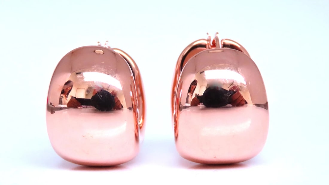 Semi Hoop High Shine Wide Lever Clip Earrings 14kt Gold 12583: Title: Semi Hoop High Shine Wide Lever Clip Earrings 14kt Gold 12583 $1,100.00 PRODUCT DESCRIPTION lever clip high shine semi hoop earrings 22 x 20 x 15mm 14kt yellow gold 9.9 grams Reserve: $1,012.00