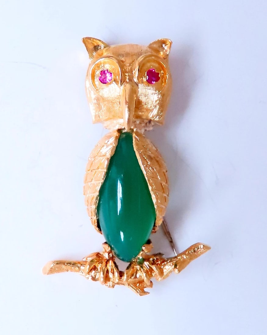 Owl Jade Ruby Figurine 3D Brooch Pin 18kt gold 12554: Title: Owl Jade Ruby Figurine 3D Brooch Pin 18kt gold 12554 $1,200.00 PRODUCT DESCRIPTION marquise shaped jadeite brooch jade 17 x 8mm 0.08ct natural rubies in eyes beautiful beak 18kt yellow gold