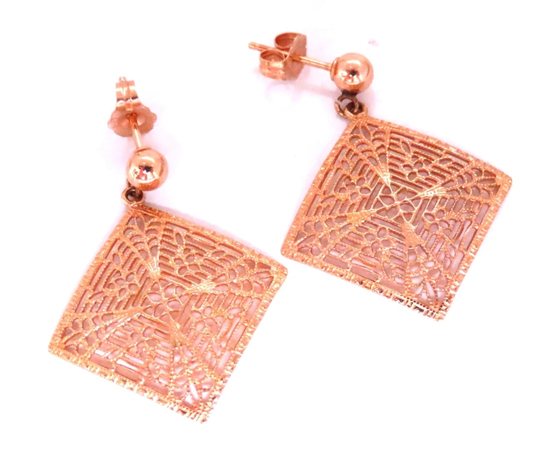 Square Web Dangle Gold Earrings 14kt 12505: Title: Square Web Dangle Gold Earrings 14kt 12505 $300.00 PRODUCT DESCRIPTION dangle web pattern earrings square: 22 x 17mm 28mm long 14kt gold 2.2 grams Reserve: $368.00 Shipping: Domestic