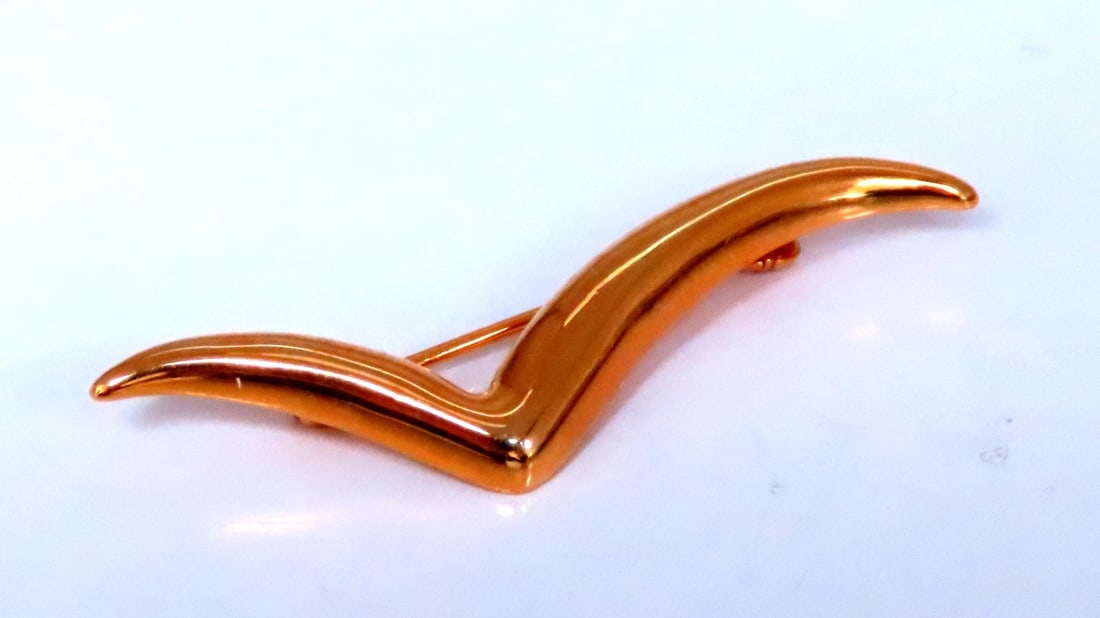 Emblem Iconic Pin 14kt gold 12365: Title: Emblem Iconic Pin 14kt gold 12365 $200.00 PRODUCT DESCRIPTION Flying Bird on Horizon Shadow pin 14kt yellow gold 1 gram 14 x 9mm Reserve: $184.00 Shipping: Domestic: Free shipping to anywhere