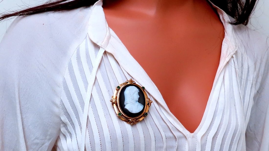 Vintage Madonna Cameo Tsavorite Brooch Pin 18kt Gold - 6