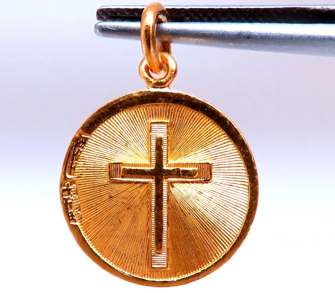 Sacred Heart Fine Gold Charm Pendant 6.4 grams 17mm Reversible: MAGNIFICENT JEWELS Sacred Heart Reversible Charm 24kt Yellow Gold Weight: 6.4 Grams 17mm diameter pendant All Items come with a Free White ribbon gift box. Reserve: $1,380.00 Shipping: Domestic: Free