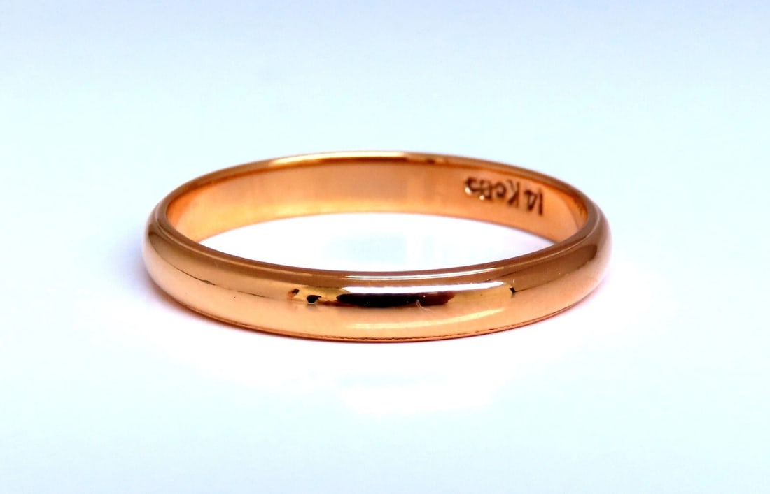 3.2mm Classic Band 14kt Gold 10.5: Classic Gold band. Nice Trim detail on outer 3.2mm wide 1.3 mm depth 14 karat yellow gold 3.2 g Size 10.5 ....*. Reserve: $460.00 Shipping: Domestic: Free shipping to anywhere within the contiguous