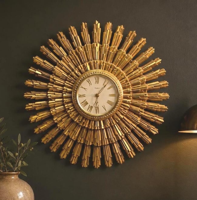 1969 Syroco Large Starburst Wall Clock Gold Gilt, Mid Century Modern Sunburst Statement Decor: An Original circa-1969 Syroco starburst wall clock made from molded hard plastic or resin with a gold-gilt finish, a glass-covered Roman-numeral dial and a working battery-operated movement. Protected