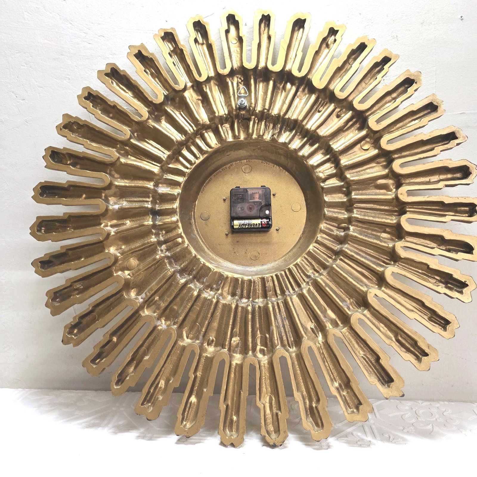1969 Syroco Large Starburst Wall Clock Gold Gilt, Mid Century Modern Sunburst Statement Decor - 4