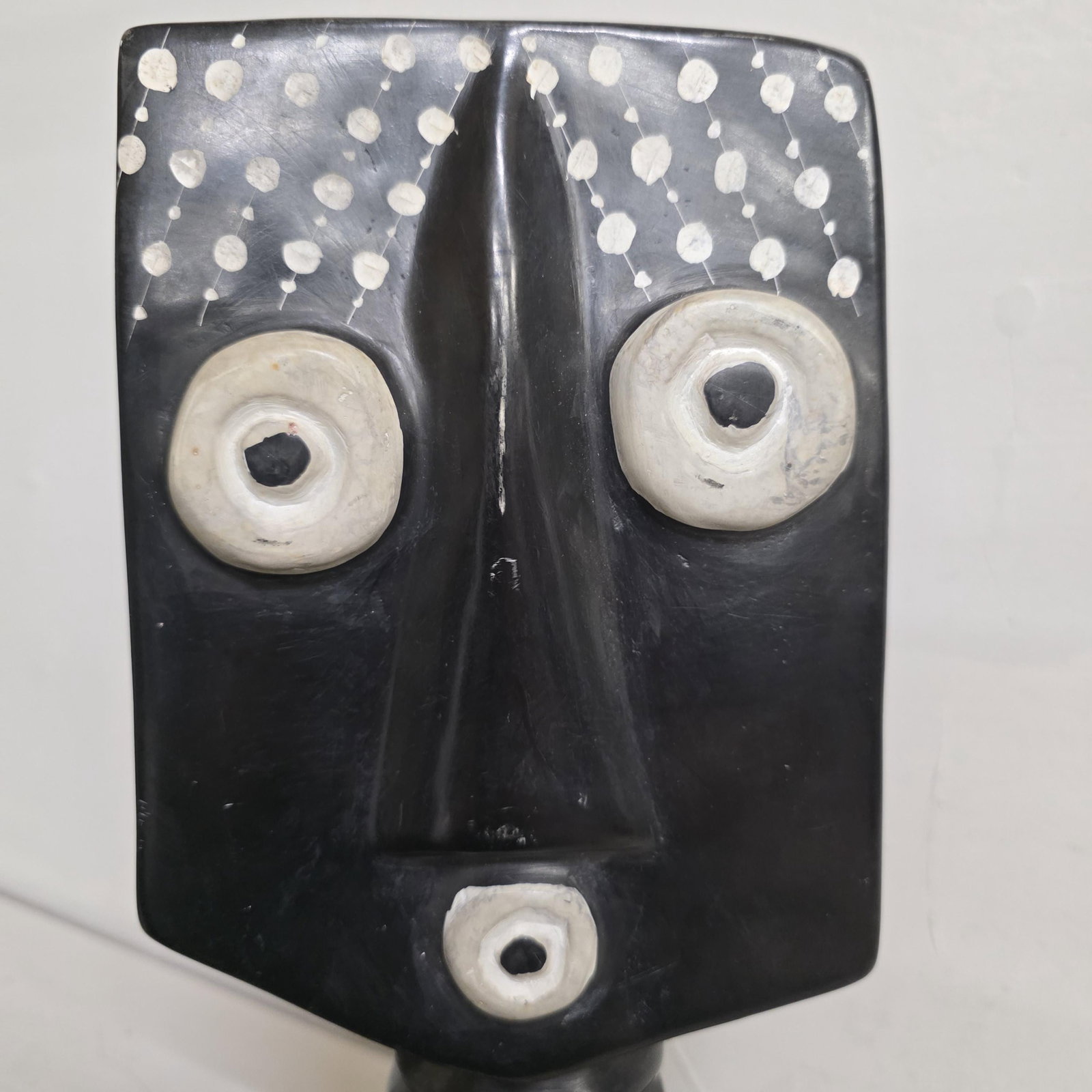 Abstract Face Bust Sculpture, Black White Modernist Tabletop Decor 1980s: An arresting abstract face bust in graphic black and white — the kind of sculptural object that stops a room and anchors a shelf with real presence. DETAILS AT A GLANCE Height: 16 inches Width: 