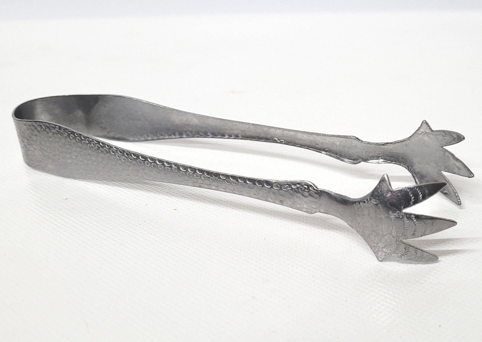 1950s Claw Ice Tongs Bar Accessories Cocktail Barware Tool American Metalcraft: Add a polished vintage touch to your home bar, appetizer station, or charcuterie board with these marked American Metalcraft hammered stainless tongs utensil. Their claw-style ends make them a