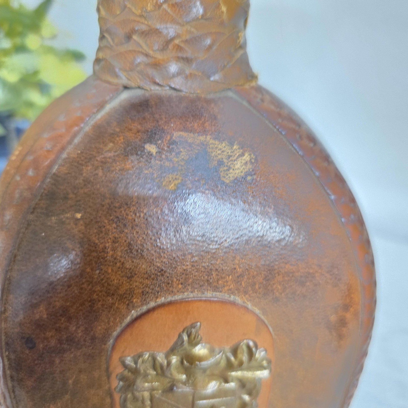 1970s Italian Leather Wrapped Decanter Brass Knight Crest, Bar Cart Dark Academic - 12