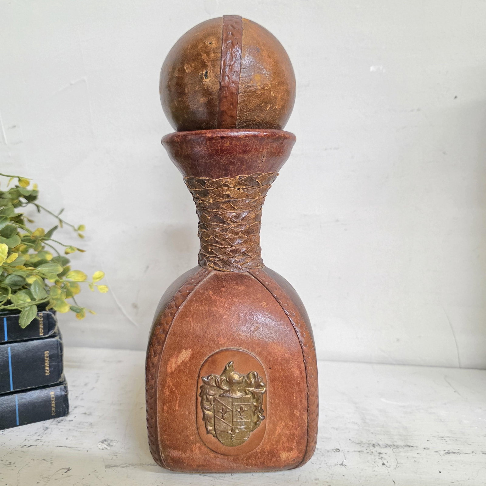 1970s Italian Leather Wrapped Decanter Brass Knight Crest, Bar Cart Dark Academic - 14
