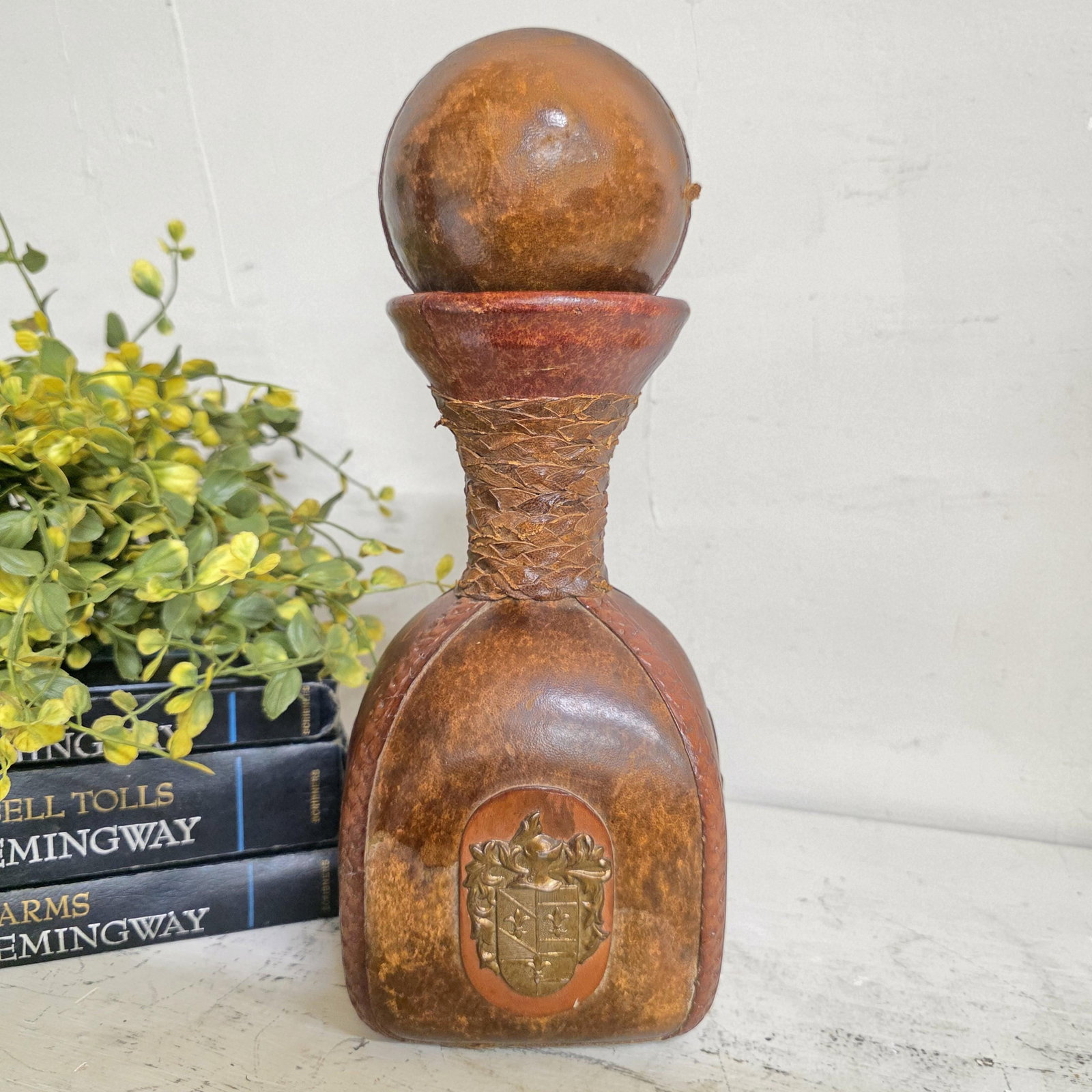 1970s Italian Leather Wrapped Decanter Brass Knight Crest, Bar Cart Dark Academic - 15