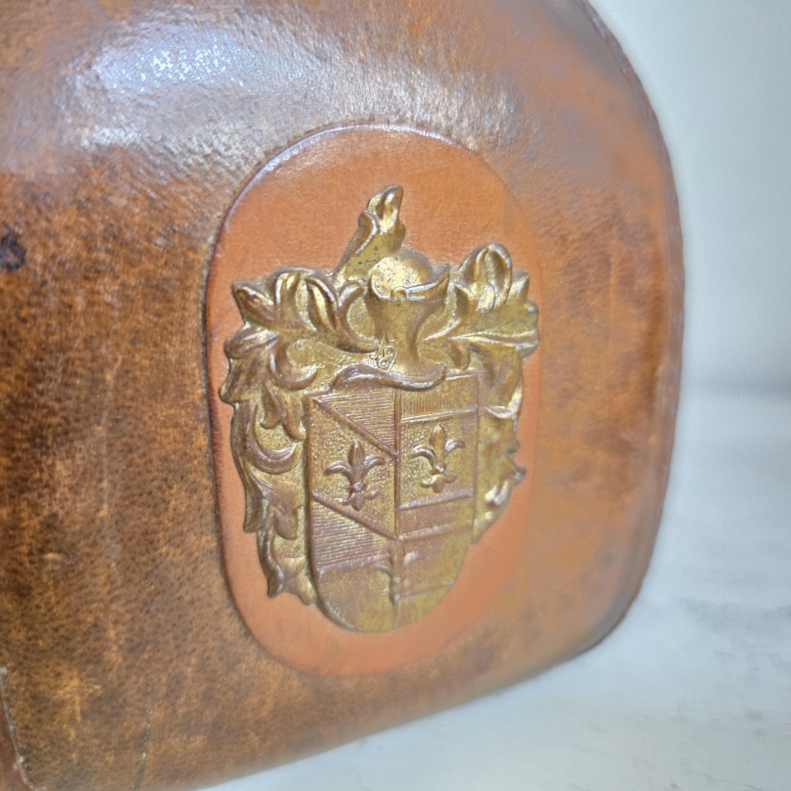 1970s Italian Leather Wrapped Decanter Brass Knight Crest, Bar Cart Dark Academic - 2