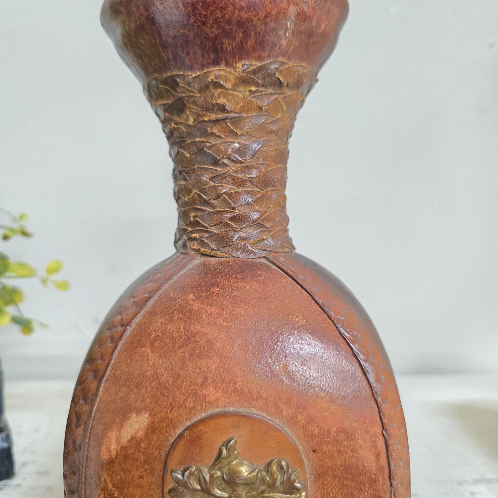 1970s Italian Leather Wrapped Decanter Brass Knight Crest, Bar Cart Dark Academic - 3