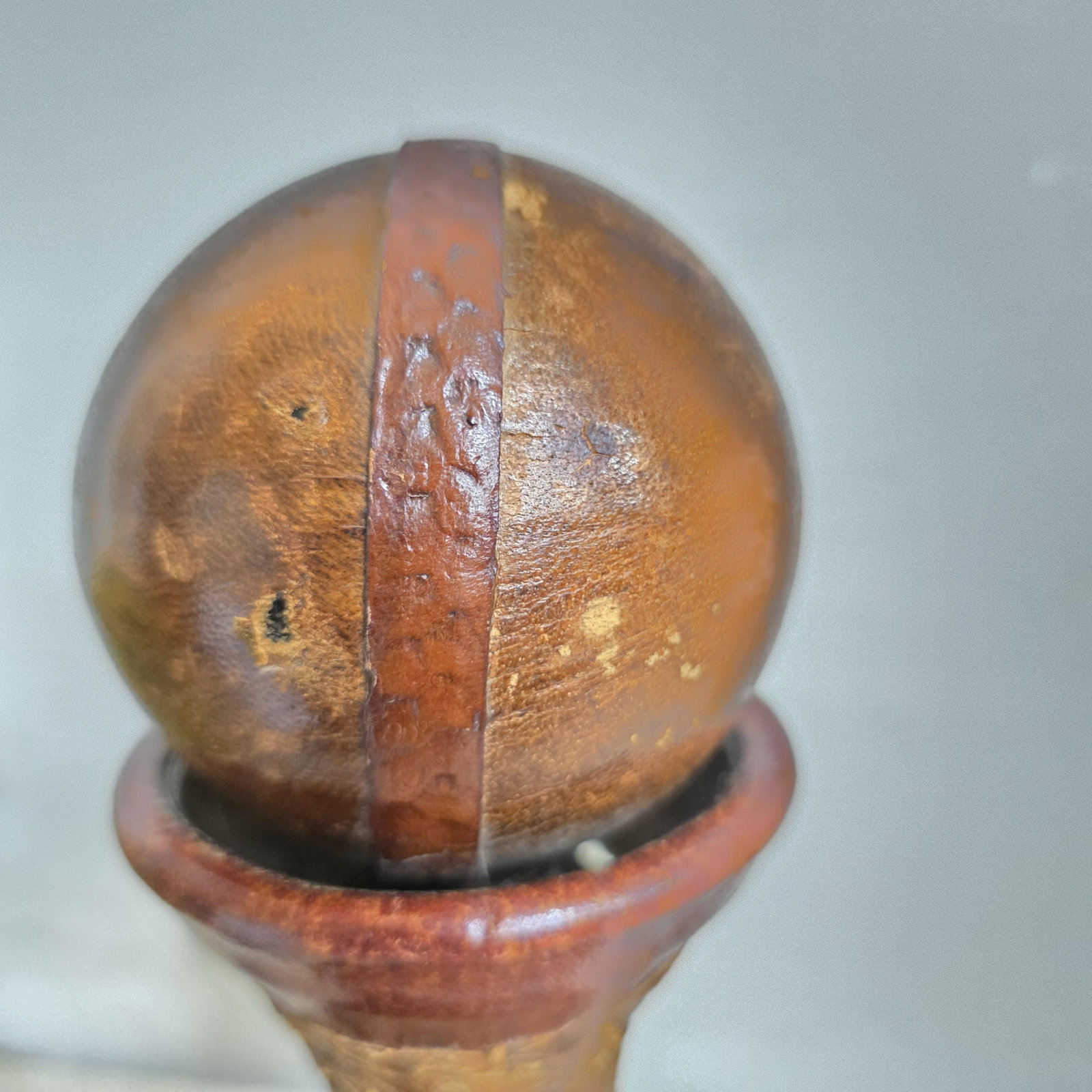 1970s Italian Leather Wrapped Decanter Brass Knight Crest, Bar Cart Dark Academic - 4