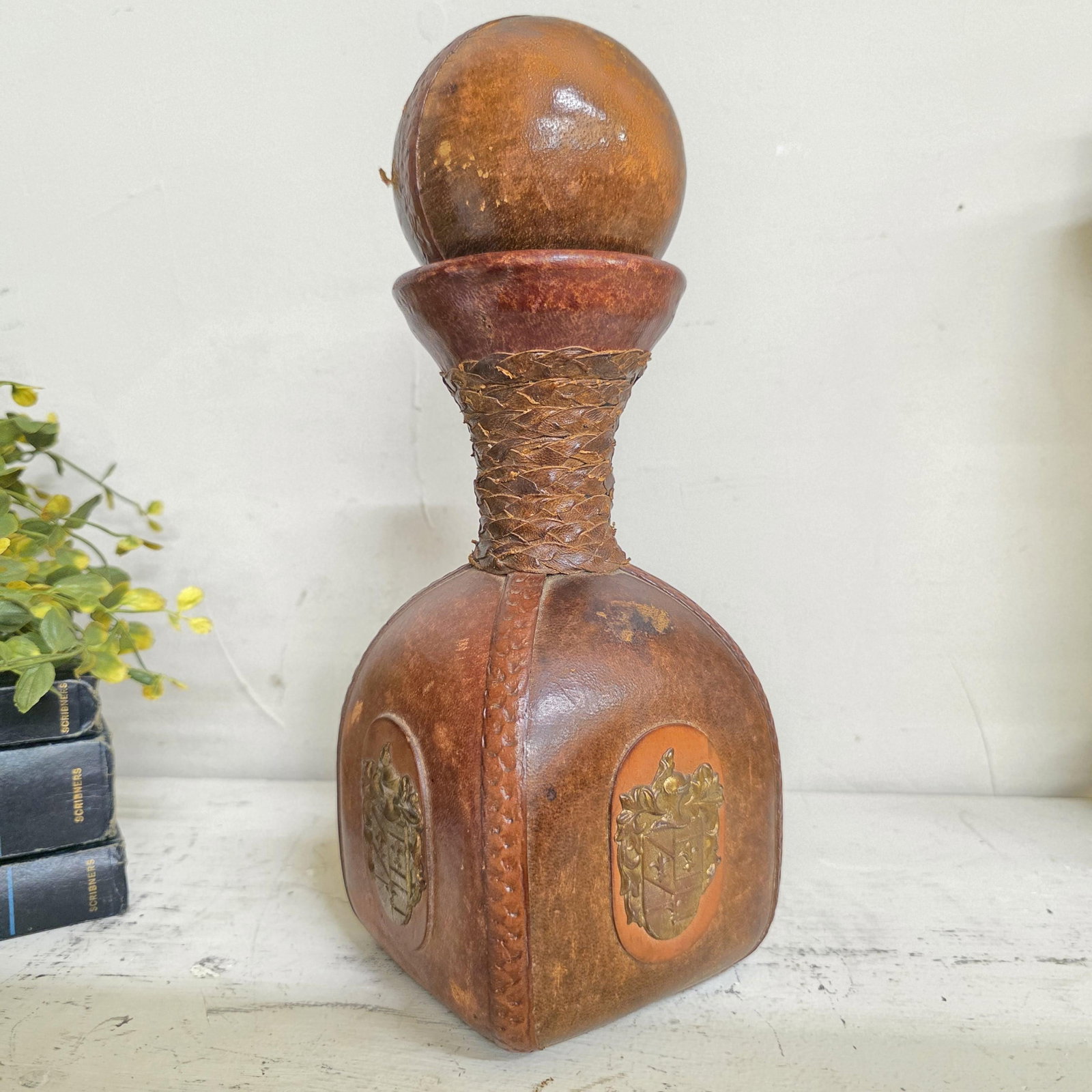 1970s Italian Leather Wrapped Decanter Brass Knight Crest, Bar Cart Dark Academic - 7