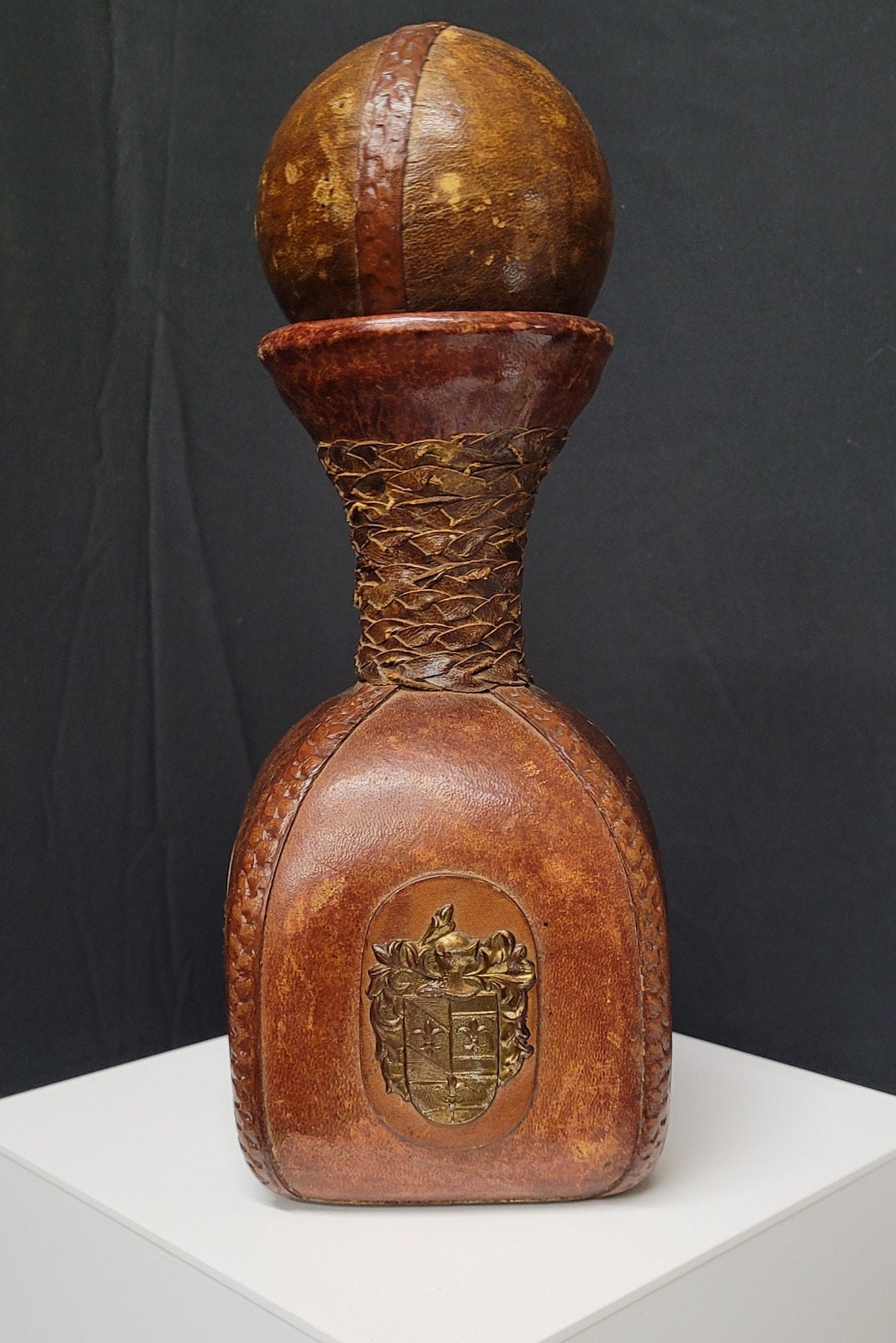1970s Italian Leather Wrapped Decanter Brass Knight Crest, Bar Cart Dark Academic - 8