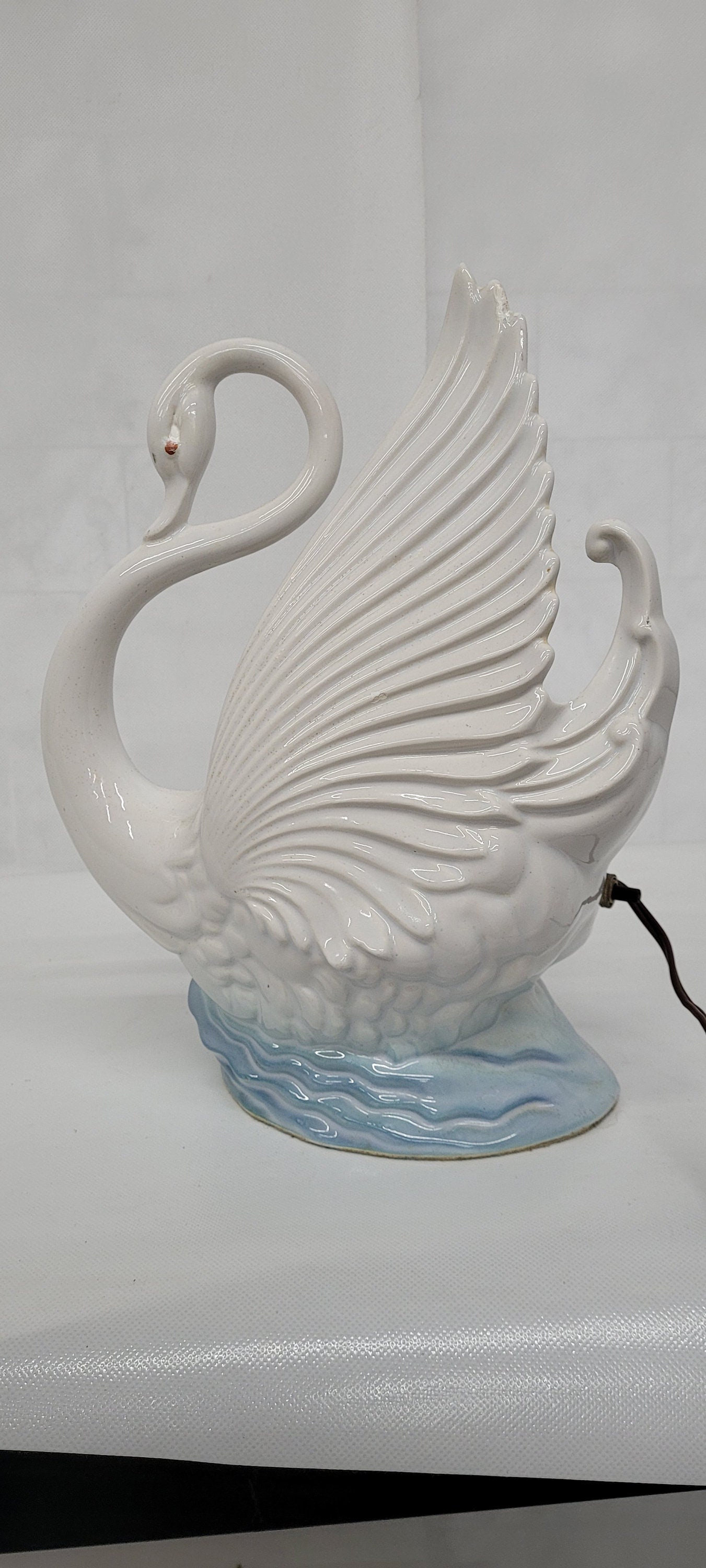 Vintage TV Lamp Swan White Sculptural Table Top Statue Retro Lighting Maddux of California: Vintage TV Lamp Swan White Sculptural Table Top Statue Retro Lighting Maddux of California Beautiful Lamp with on minor wear consistent to age. No chips or cracks and in good working condition. Uses
