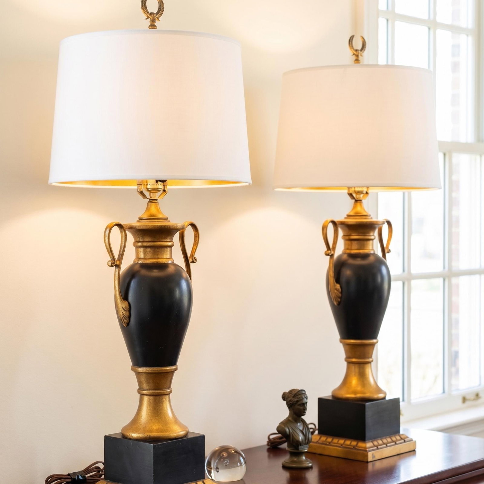 Neoclassical Black Gold Gilt Table Lamps Pair Hollywood Regency Urn Trophy Style - 11