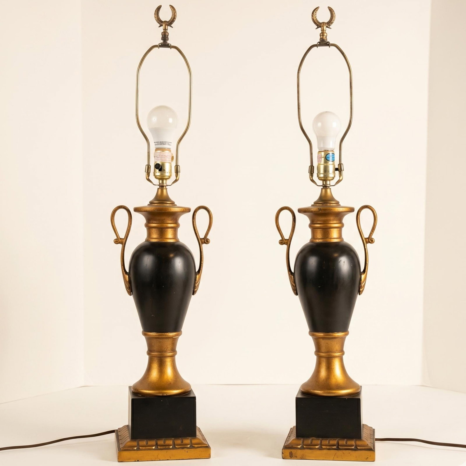 Neoclassical Black Gold Gilt Table Lamps Pair Hollywood Regency Urn Trophy Style - 12
