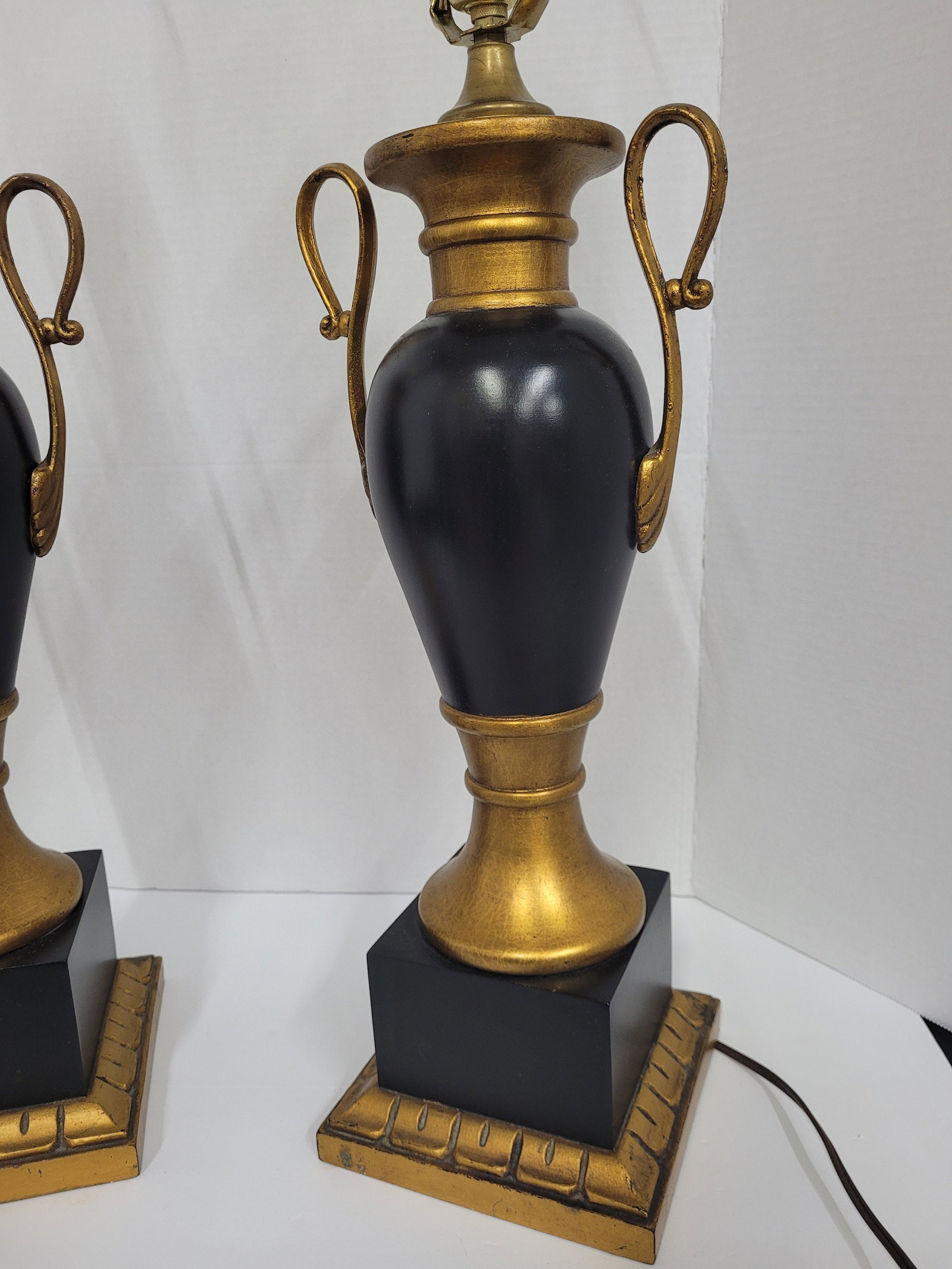 Neoclassical Black Gold Gilt Table Lamps Pair Hollywood Regency Urn Trophy Style - 4