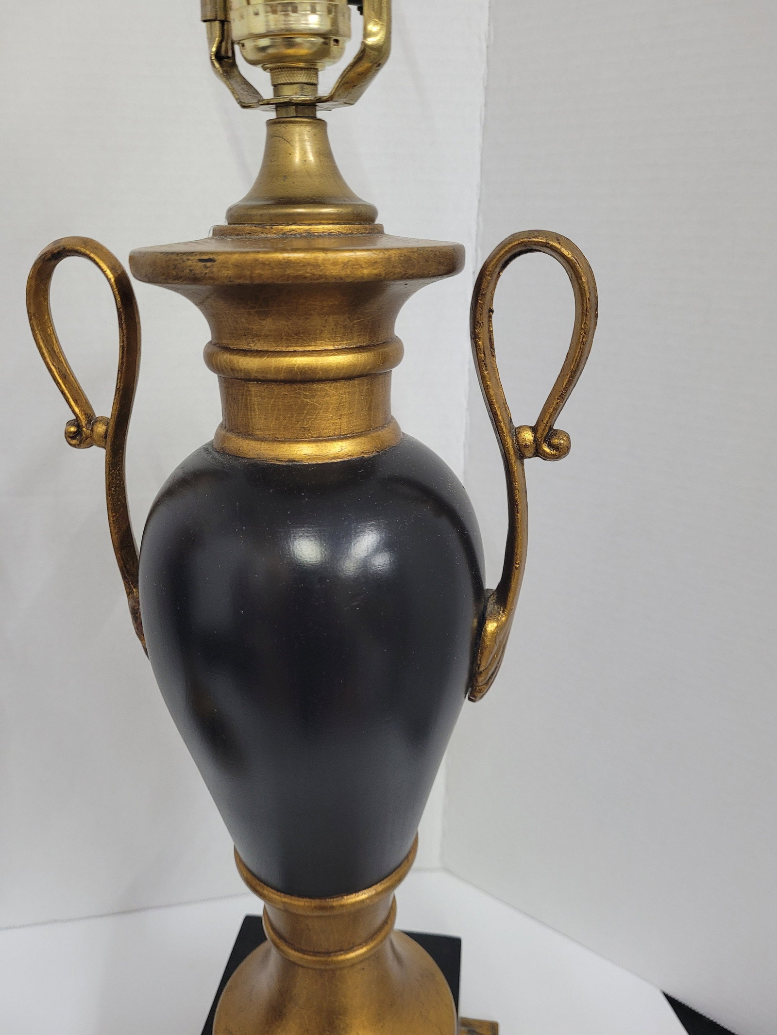 Neoclassical Black Gold Gilt Table Lamps Pair Hollywood Regency Urn Trophy Style - 6