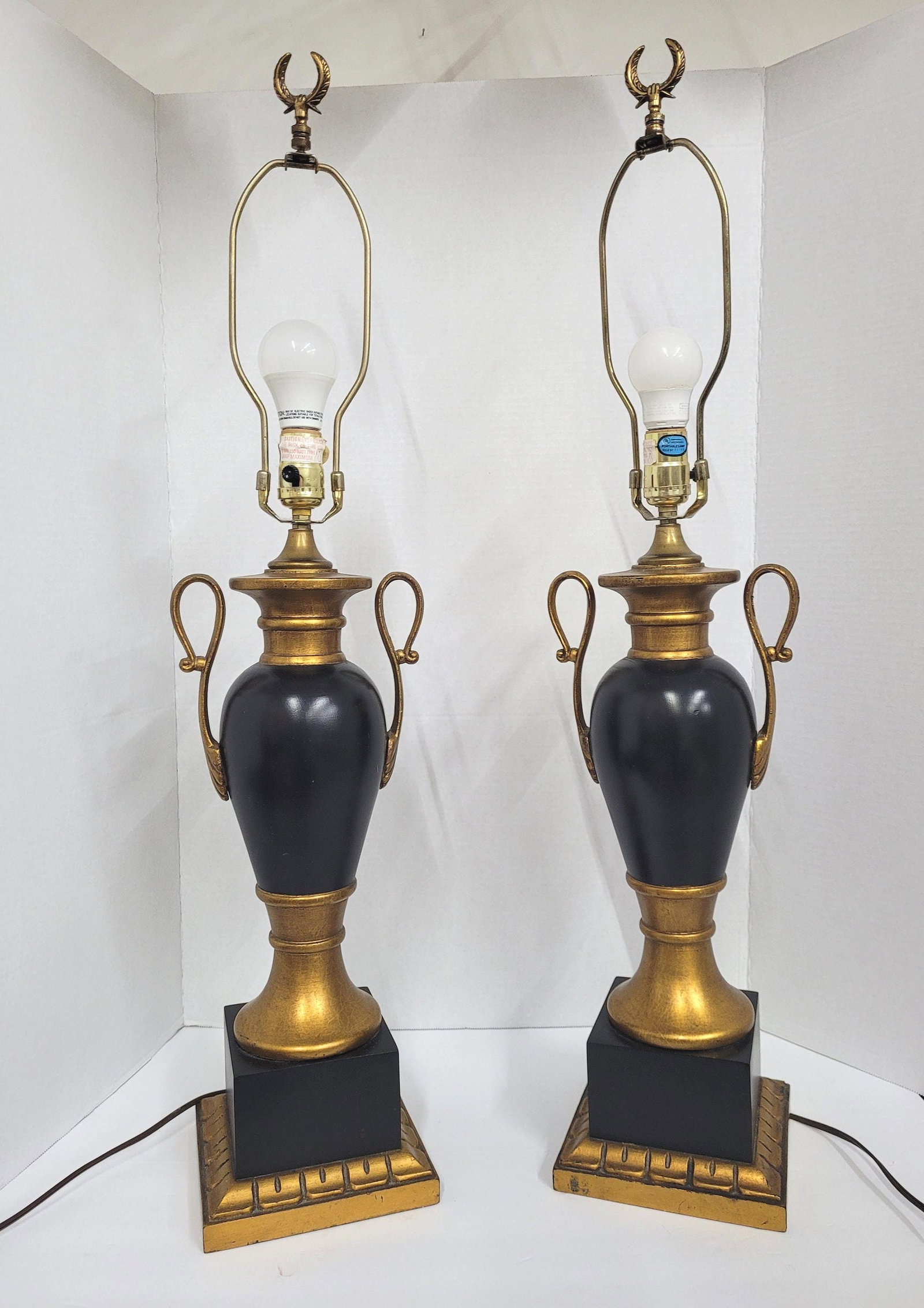 Neoclassical Black Gold Gilt Table Lamps Pair Hollywood Regency Urn Trophy Style - 7