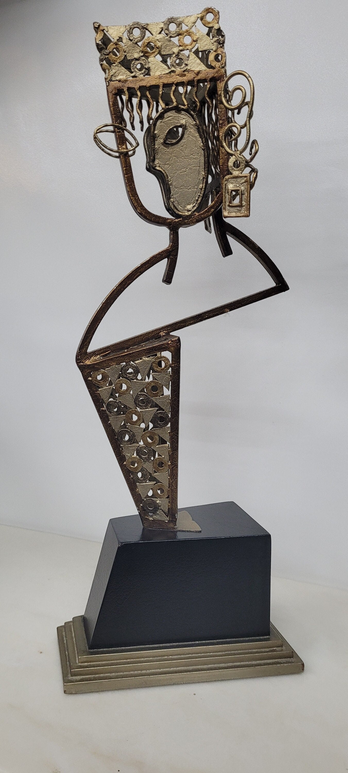 Mid Century Brutalist Sculpture Metal Table Art Abstract Statue Lady Bust: Mid Century Brutalist Sculpture Metal Table Art Abstract Statue Lady Bust Reserve: $761.00 Shipping: Domestic: Shipping rates are determined by destination International: Foreign shipping rates are