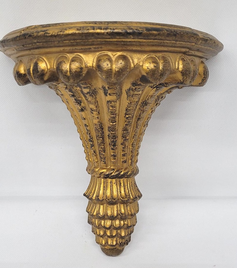1960s Gilt Wall Bracket Sconce, Hollywood Regency Gold Metal Display Shelf: A single gilt bracket in the right spot changes a wall. This one earns it. DETAILS AT A GLANCE Size: 9"H x 7.5"W x 4"D shelf depth Era: 1960s Hollywood Regency Materials: Cast metal with gilt finish F