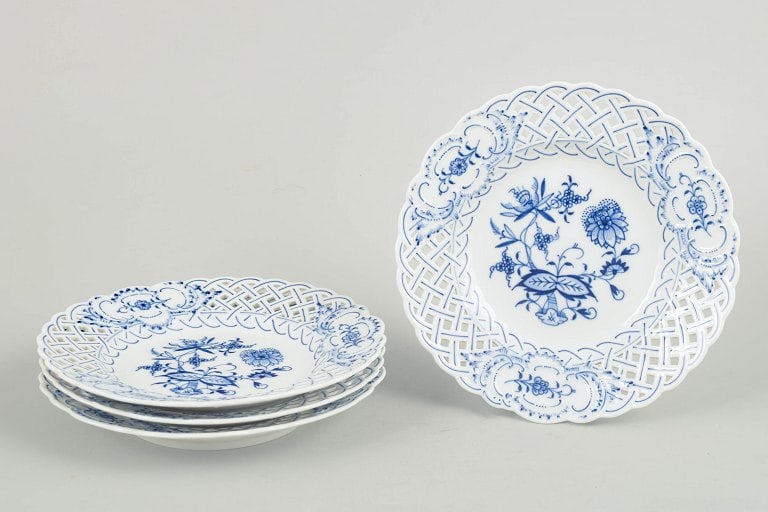 Meissen Blue Onion, Germany. Set of four porcelain plates with reticulated rim. Mid-20th century.: Meissen Blue Onion, set of four plates. Set of four porcelain plates featuring the classic hand-painted Blue Onion pattern with reticulated rim, produced by Meissen in the mid 20th century. Marked on 