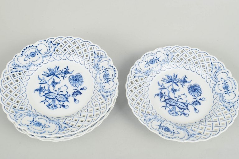 Meissen Blue Onion, Germany. Set of four porcelain plates with reticulated rim. Mid-20th century. - 2