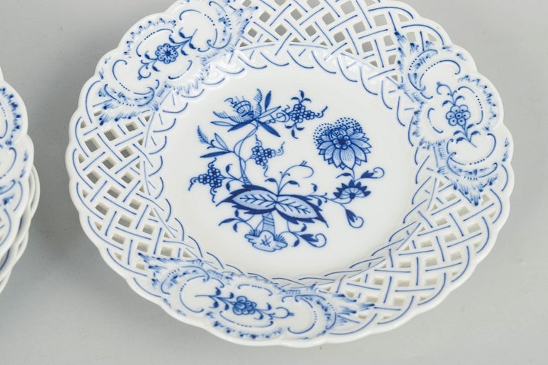 Meissen Blue Onion, Germany. Set of four porcelain plates with reticulated rim. Mid-20th century. - 3