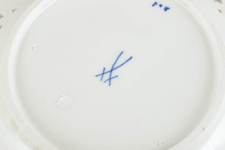 Meissen Blue Onion, Germany. Set of four porcelain plates with reticulated rim. Mid-20th century. - 4