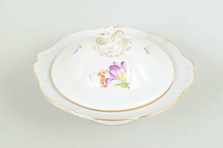 Dresden, Germany. Large lidded porcelain tureen with floral motifs. Mid-20th century. - 2