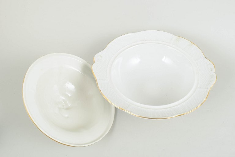 Dresden, Germany. Large lidded porcelain tureen with floral motifs. Mid-20th century. - 3
