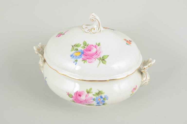 Meissen, Germany Large lidded porcelain tureen with polychrome floral decoration, Saxon flower. - 2