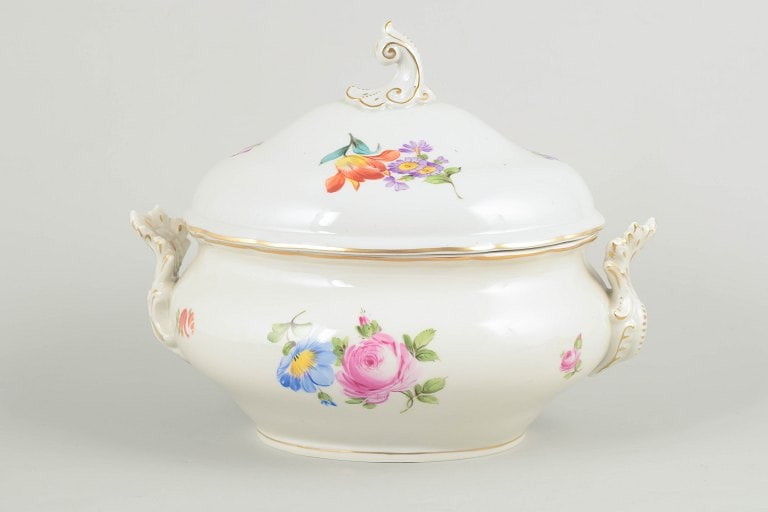 Meissen, Germany. Large lidded porcelain tureen with polychrome floral decoration, Saxon flower.: Meissen large lidded tureen, Saxon flower. Large hand-painted porcelain tureen with polychrome floral decoration and gilt detailing, executed in the classic Saxon flower pattern. Unmarked. Origin: Ger