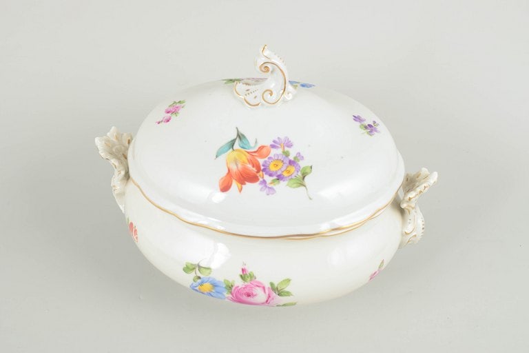 Meissen, Germany. Large lidded porcelain tureen with polychrome floral decoration, Saxon flower. - 2