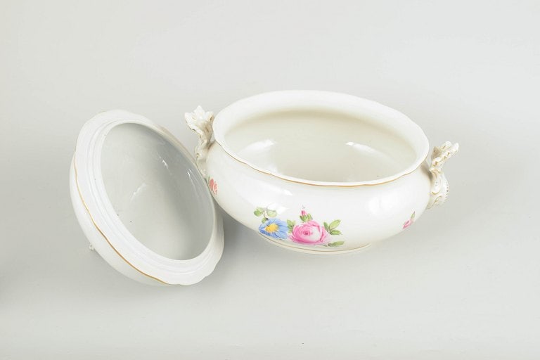 Meissen, Germany. Large lidded porcelain tureen with polychrome floral decoration, Saxon flower. - 3
