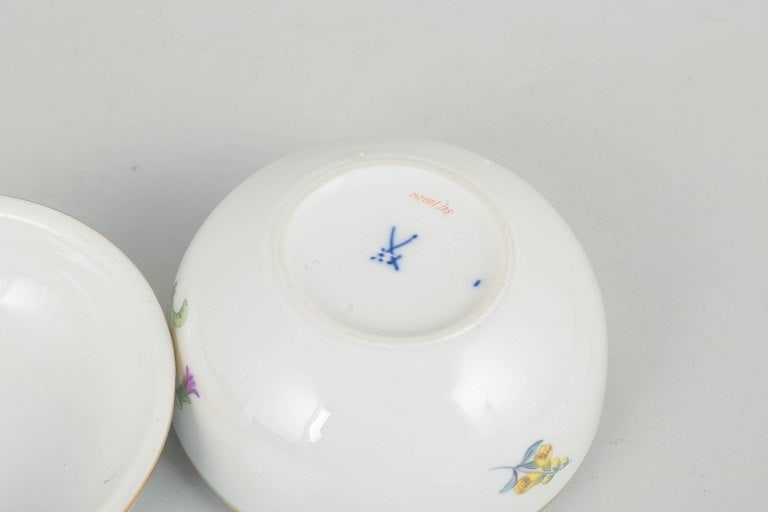 Meissen, Germany. Porcelain lidded jar with polychrome flower decoration. Mid-20th century. - 4