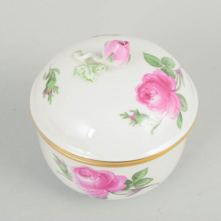 Meissen, Germany. Lidded sugar bowl with polychrome flower decoration. Mid-20th century. - 2