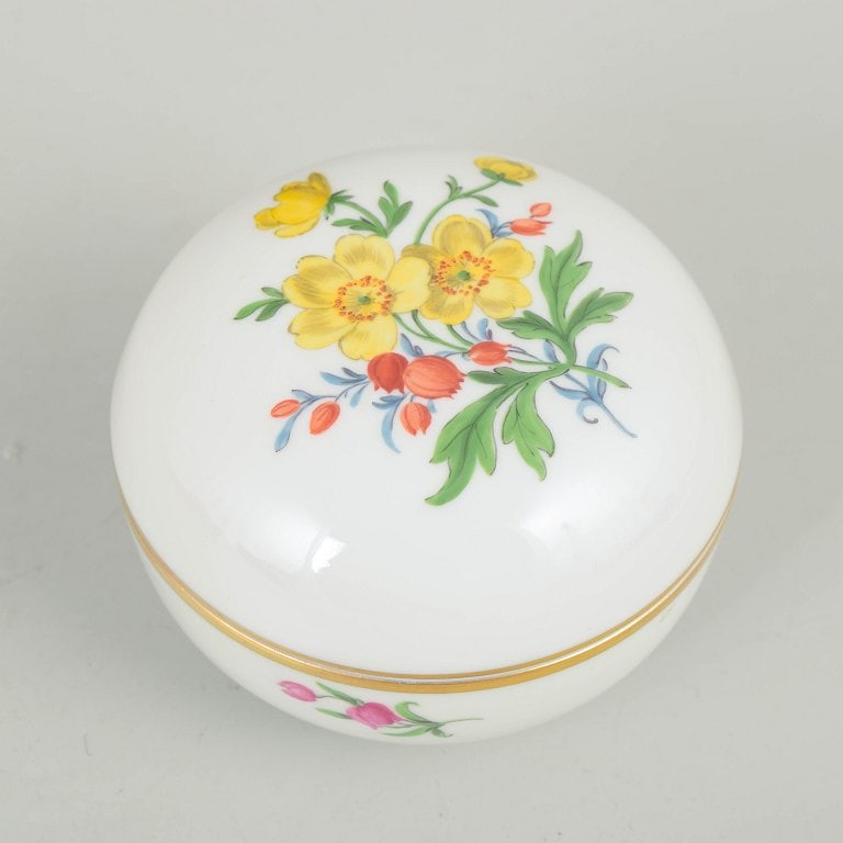 Meissen, Germany. Lidded jar with polychrome flower decoration. Mid-20th century. - 2