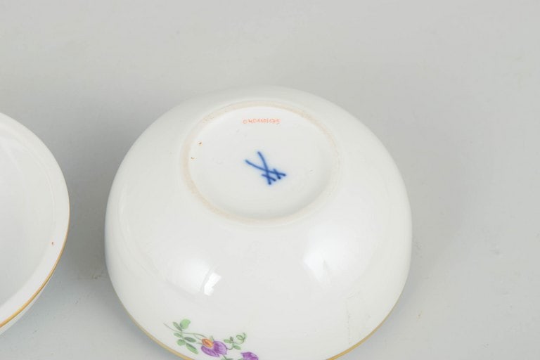 Meissen, Germany. Lidded jar with polychrome flower decoration. Mid-20th century. - 4