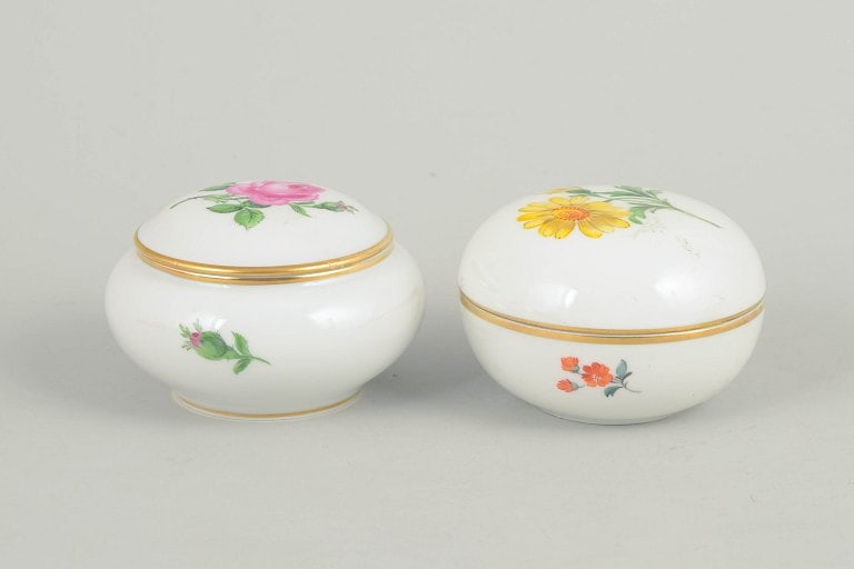 Meissen, Germany. Set of two lidded jars with polychrome flower decoration. Mid-20th century.: Meissen, set of two lidded jars with polychrome flower decoration. Set of two porcelain lidded jars hand painted with polychrome flowers and decorated with gilt bands. Classic Meissen forms from the m