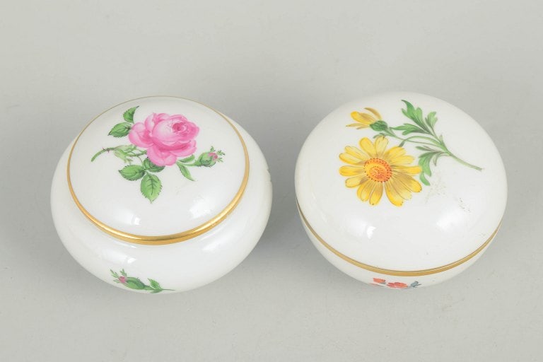 Meissen, Germany. Set of two lidded jars with polychrome flower decoration. Mid-20th century. - 2